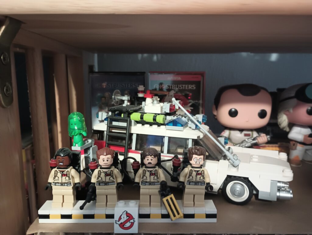 Leho Ecto-1 and Ghostbuster Minifigs